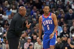 开云体育APP下载-篮网B队碾压美国男篮，福克斯高光表现