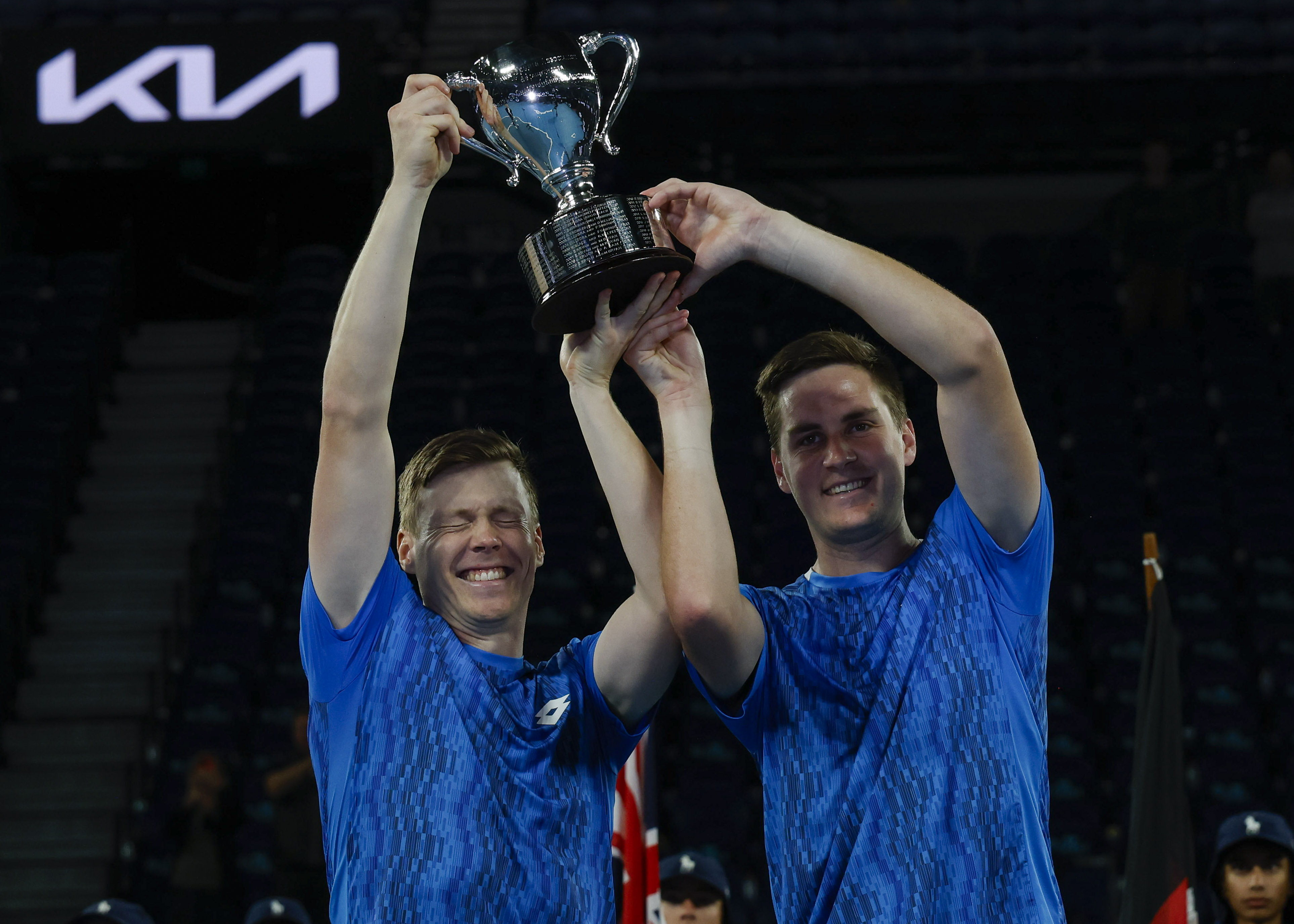 包含澳大利亚网球队碾压欧洲网球队，瓦林卡制霸全场的词条