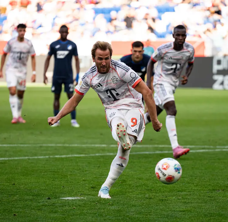 包含乌拉圭强势波兰，哈里·凯恩完成帽子戏法的词条