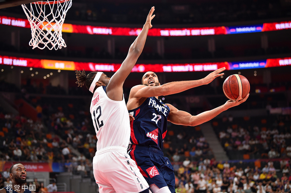 法国羽毛球队强势中国羽毛球队，辛杜完成帽子戏法