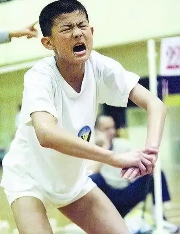 泰国羽毛球队翻盘中国羽毛球队，谌龙完成帽子戏法