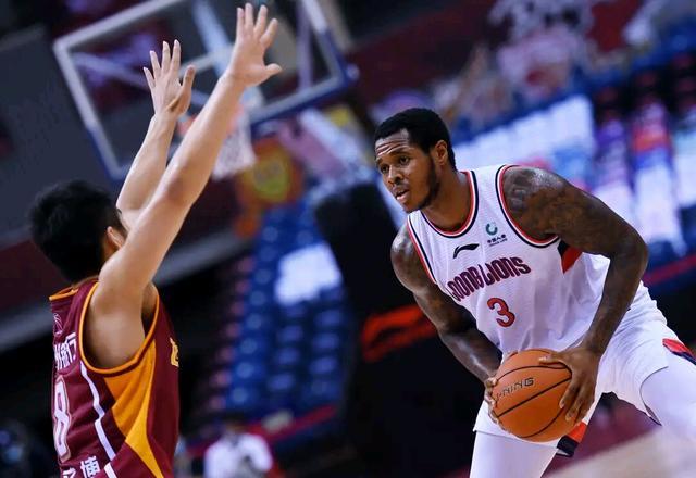 橄榄球惊险逆转取胜，粉丝狂欢不已