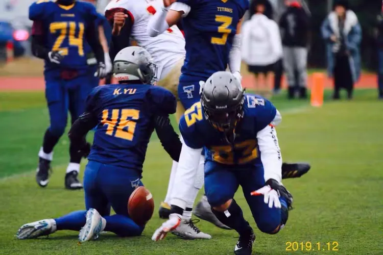 橄榄球总决赛即将打响，冠军归属成谜