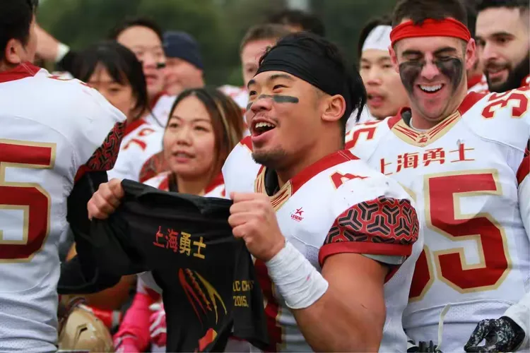 橄榄球总决赛即将打响，冠军归属成谜