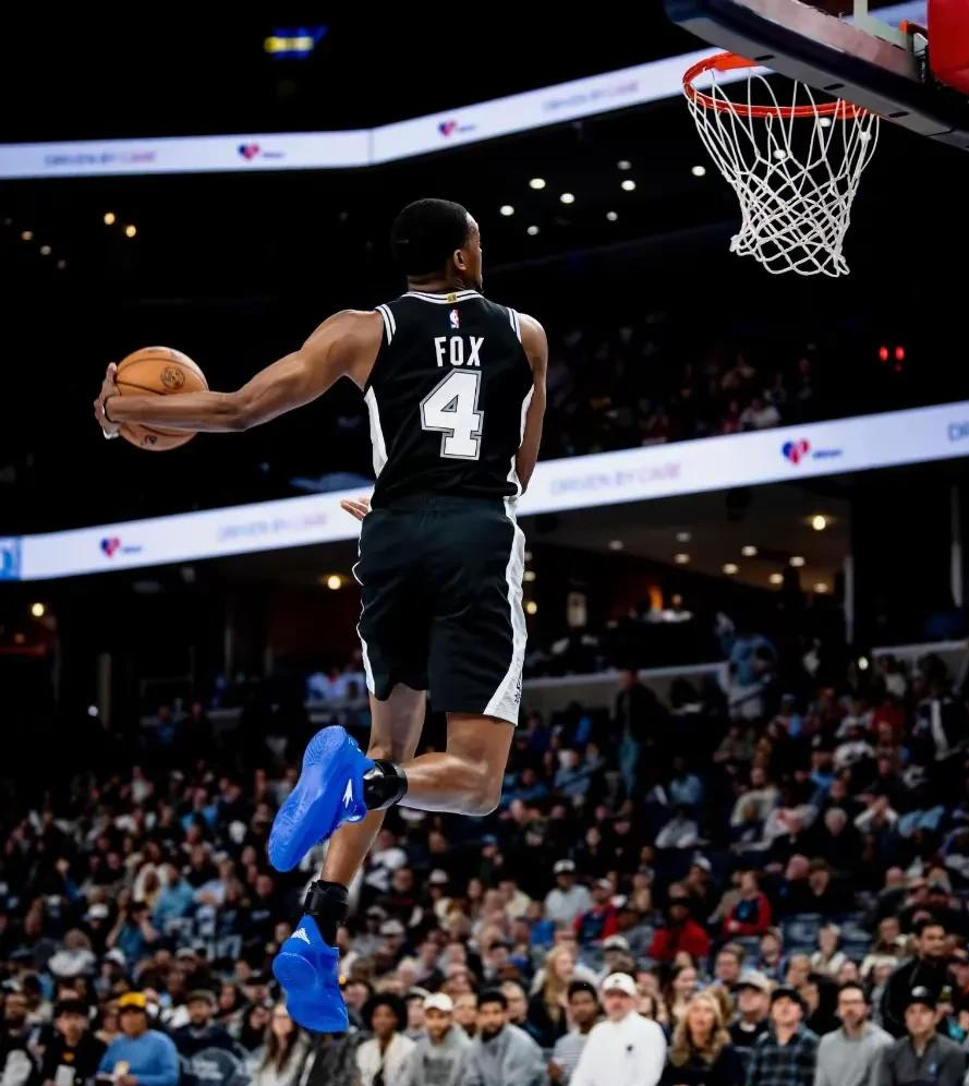 马刺轻取四川队,西亚卡姆状态火热 马刺轻取四川队,西亚卡姆状态火热