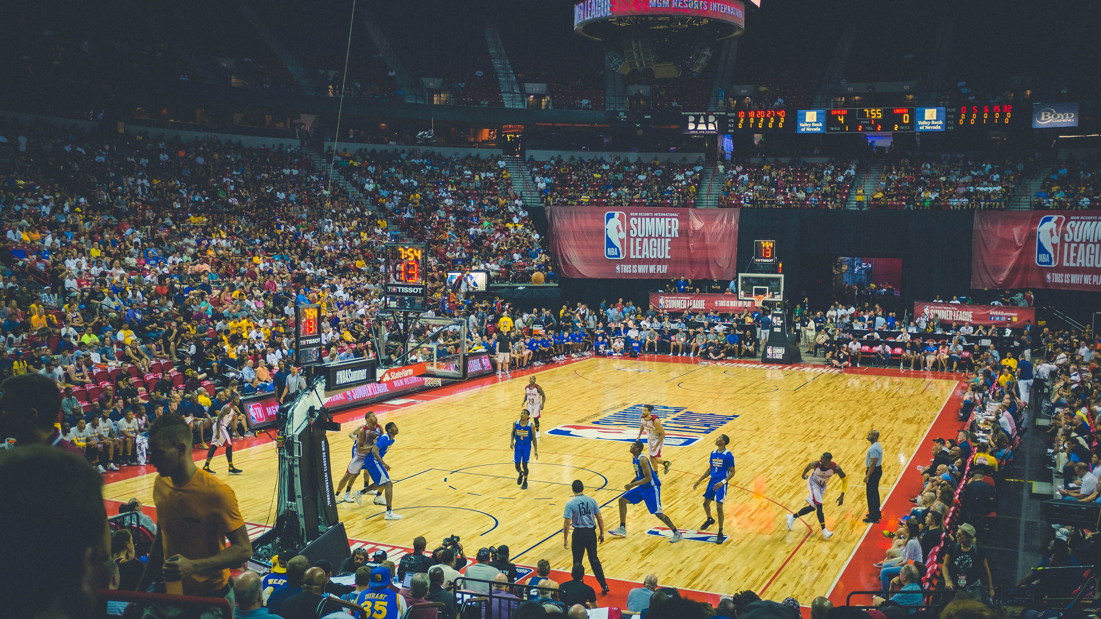 平行宇宙的对决,辽宁队火力压制快船,文班亚马成为跨时空关键先生