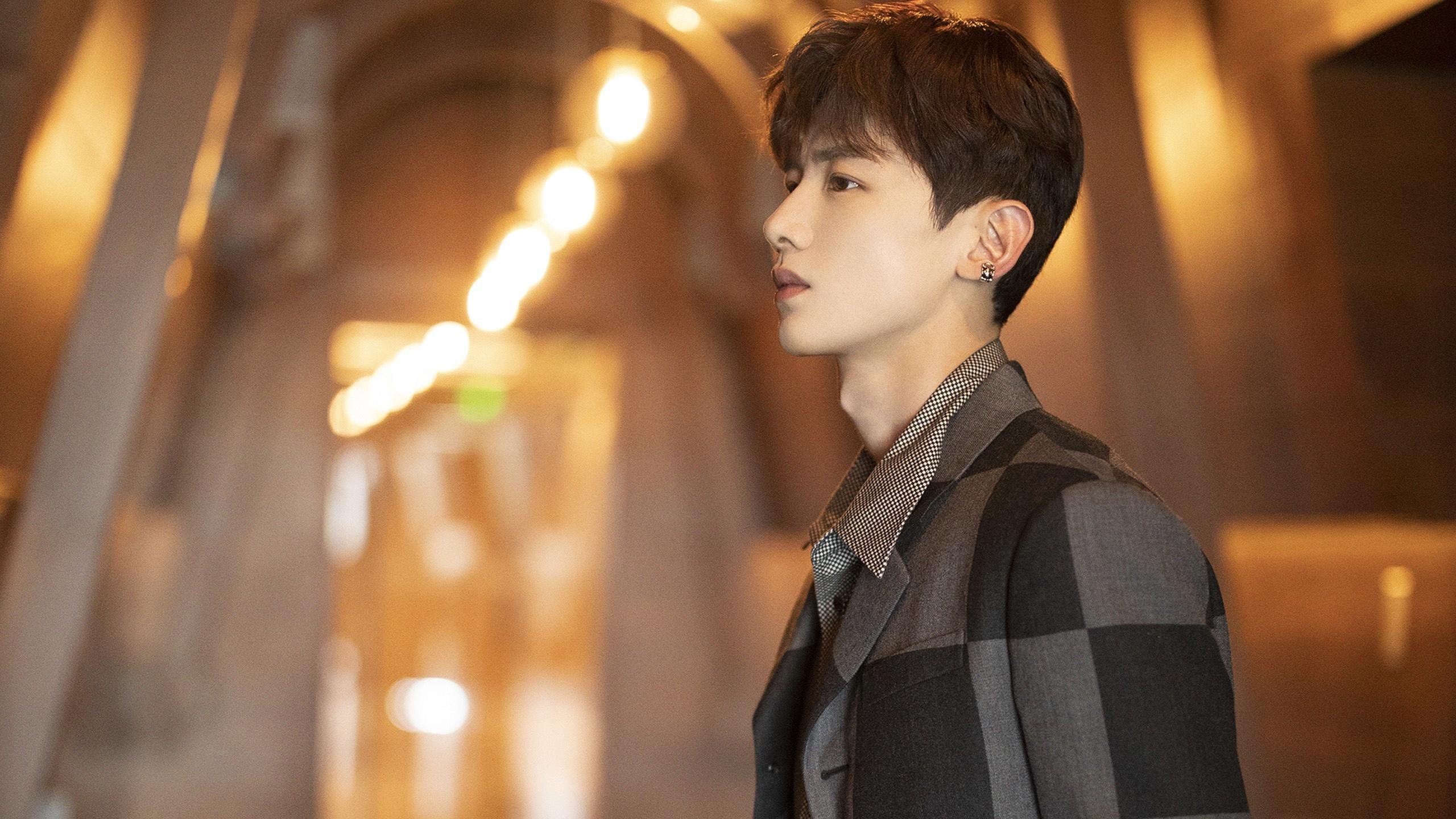 鹰隼冲破油表,当国王绝杀划亮F1街道,马克西于引擎轰鸣中接管比赛