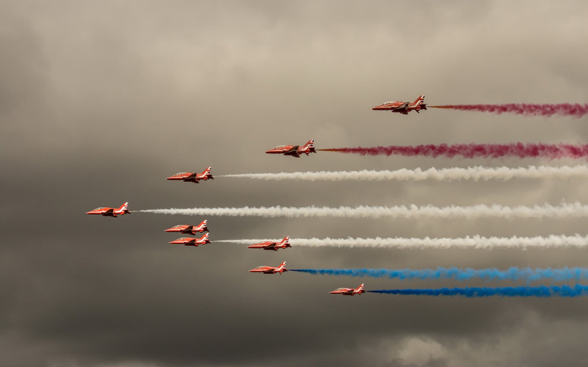 鹰隼冲破油表,当国王绝杀划亮F1街道,马克西于引擎轰鸣中接管比赛